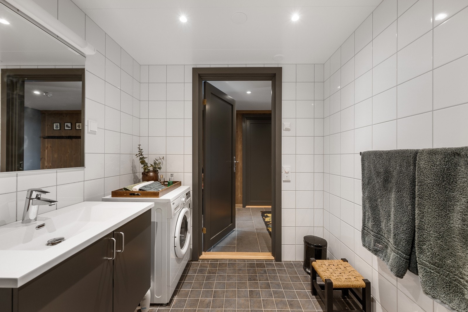 Vaskamaskin på bad medfølger handelen. Galleribilde