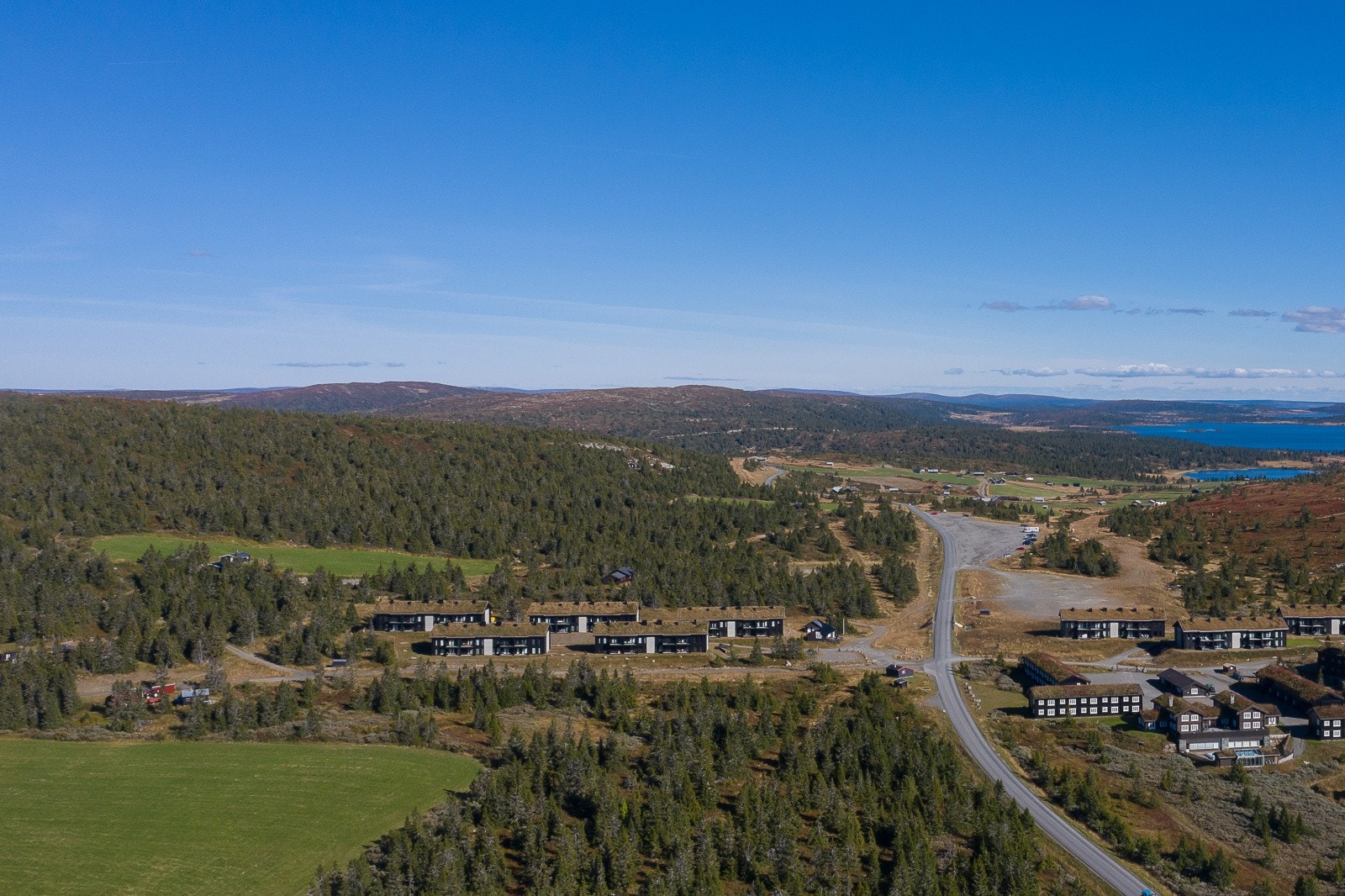 Ca 26 km fra Lillehammer, ca 8 km til Øyer sentrum med mange servicetilbud. Galleribilde