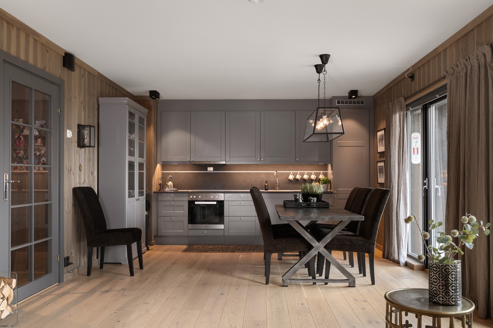 Pen, nøytral og takhøy kjøkkeninnredning fra HTH. Galleribilde