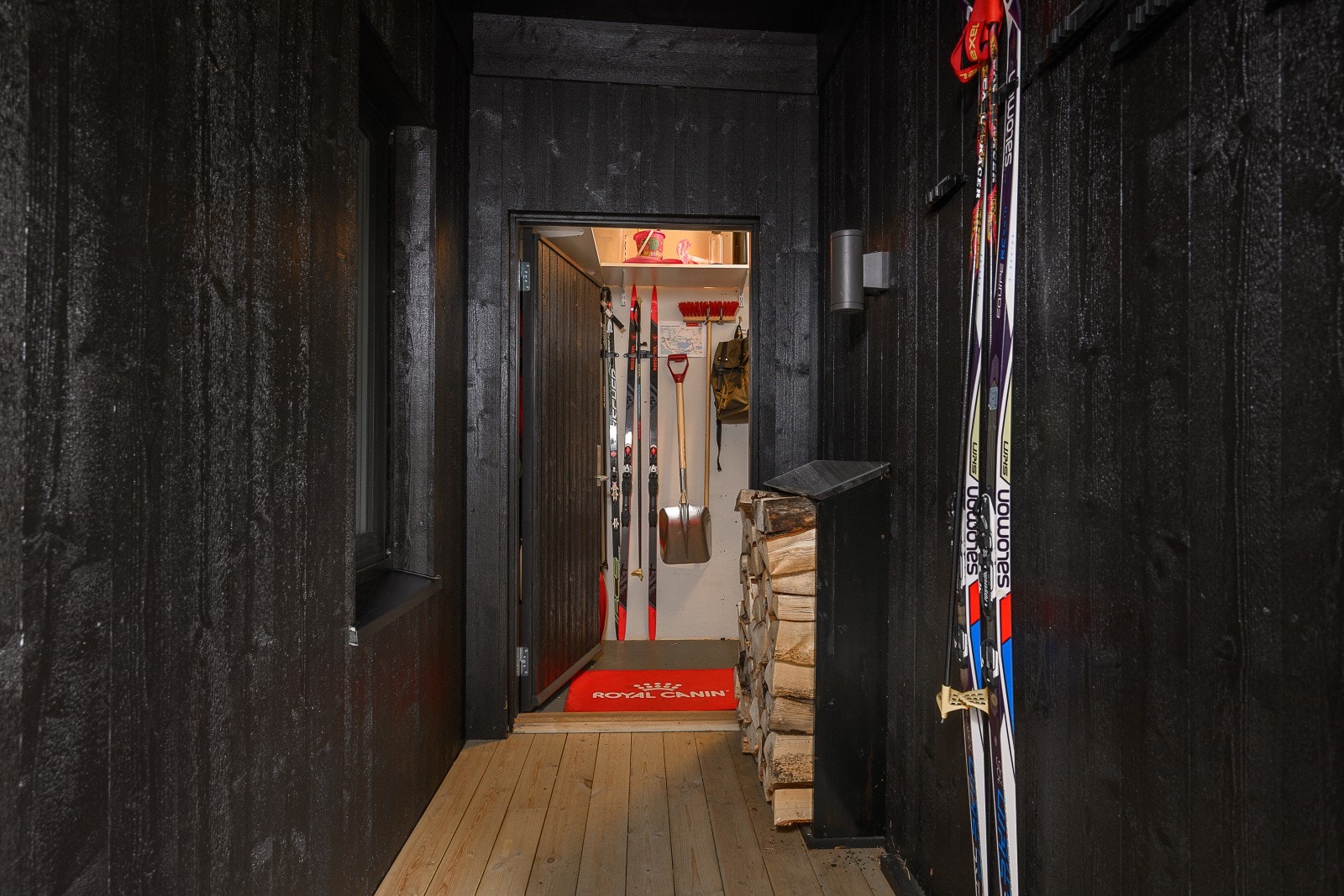 Praktisk, utvendig bod beliggende i direkte tilknytning til leilighetens inngangsparti. Galleribilde