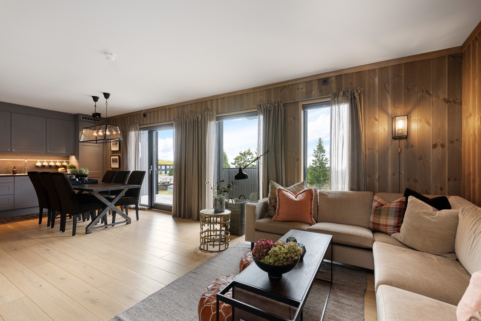 Stuen og kjøkkenet ligger i åpen planløsning og utgjør et herlig, sosialt allrom! Galleribilde