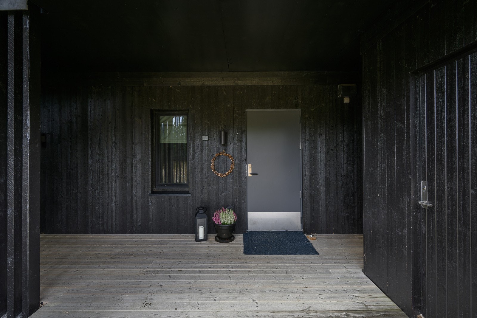 Fra bakkeplan via et praktisk, overbygd inngangsparti ønskes du velkommen inn! Galleribilde