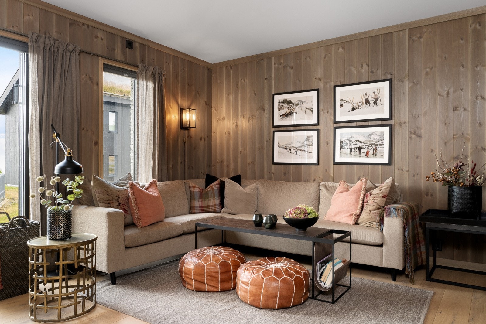 Behandlede panelvegger og pent parkettgulv skaper den lune, gode hyttefølelsen! Måltilpasset plisségardiner i vinduene. Galleribilde