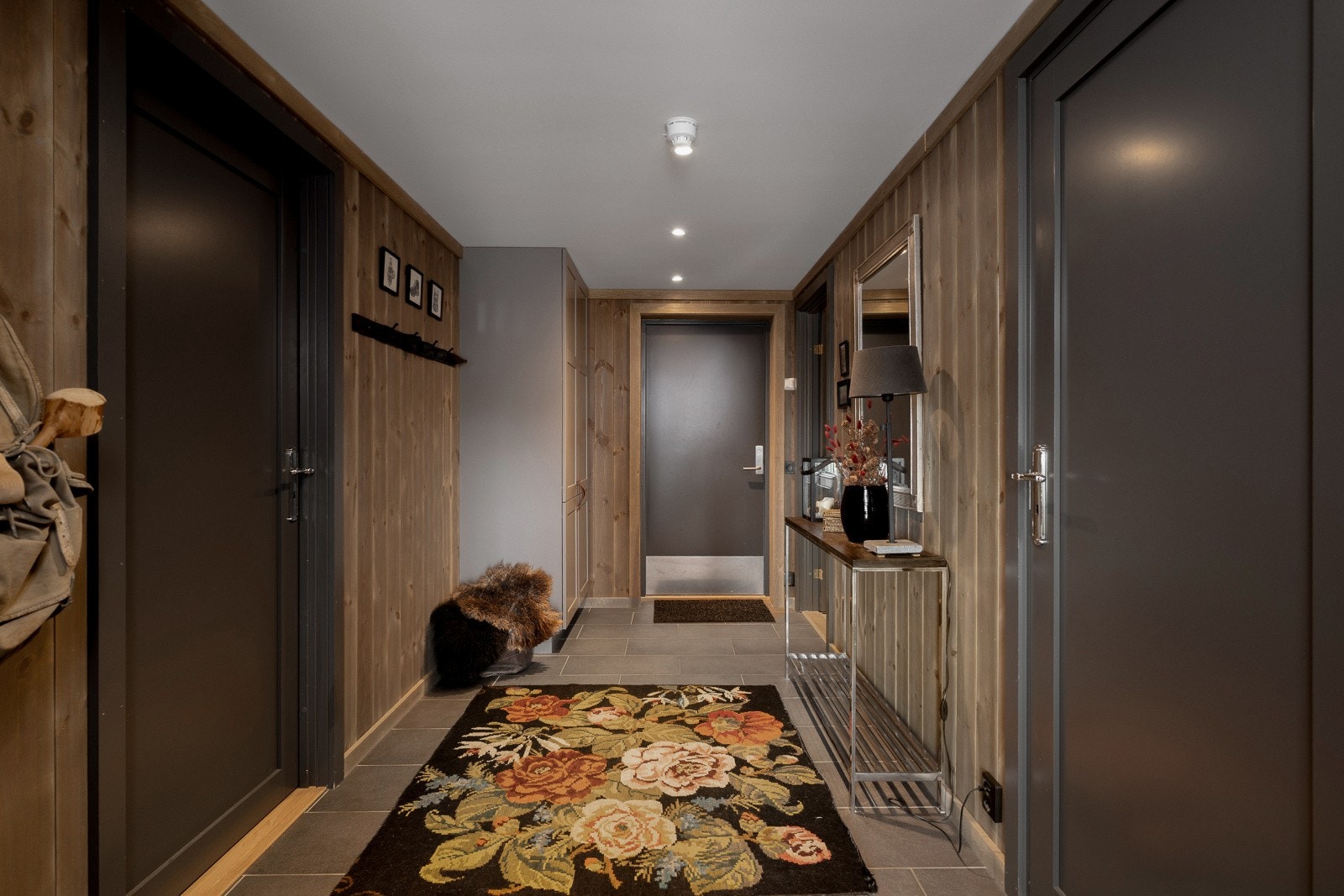 Det er oppgradert med bl.a. svarte brytere/stikkontakter og nye dørhåndtak i hele leiligheten, for et moderne uttrykk. Galleribilde