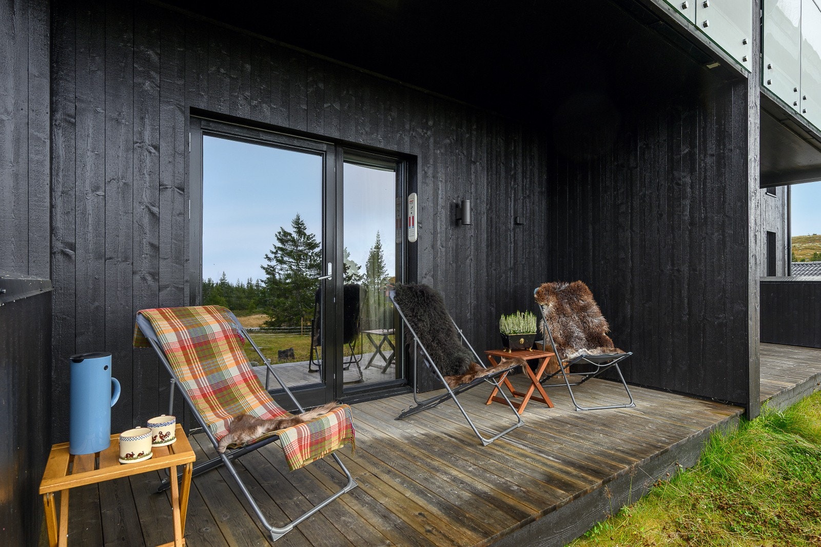 Fra stue/kjøkken er det utgang til en herlig, vestvendt terrasse med bruksareal på 8 kvm. Galleribilde