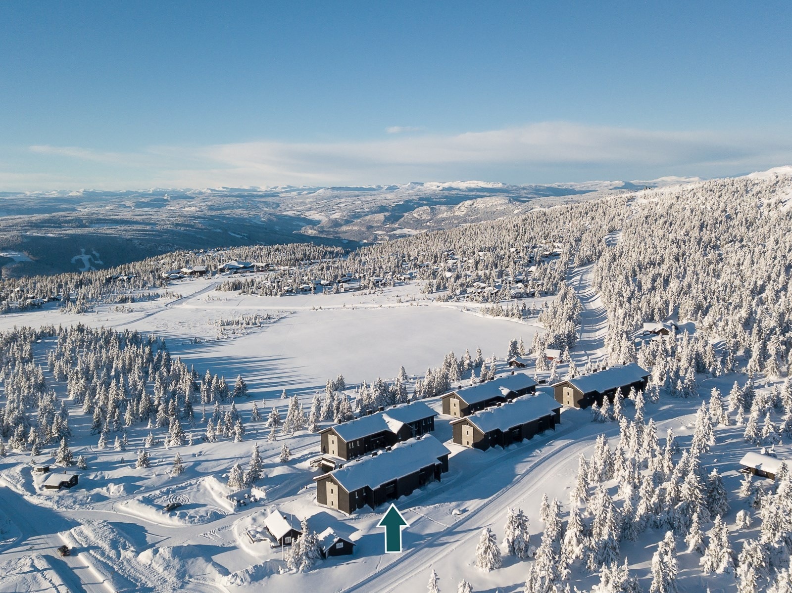 Området ligger luftig og fint til i fjellterreng med utsikt til Gudbrandsdalen og fjellene omkring. Ski inn/ut til både langrenn og alpint. Galleribilde