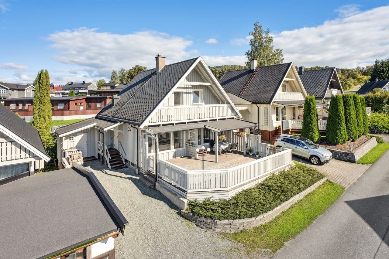 Eiendommen ligger i et etablert og familievennlig nabolag med kort vei til skoler, barnehager og servicetilbud. Galleribilde
