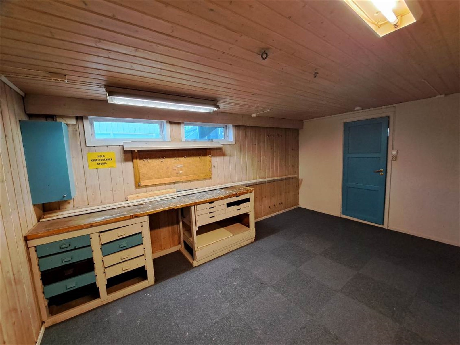 Kjelleren har også et enkelt vaskerom med sluk og opplegg for vaskemaskin, samt flere boder for lagring. Galleribilde