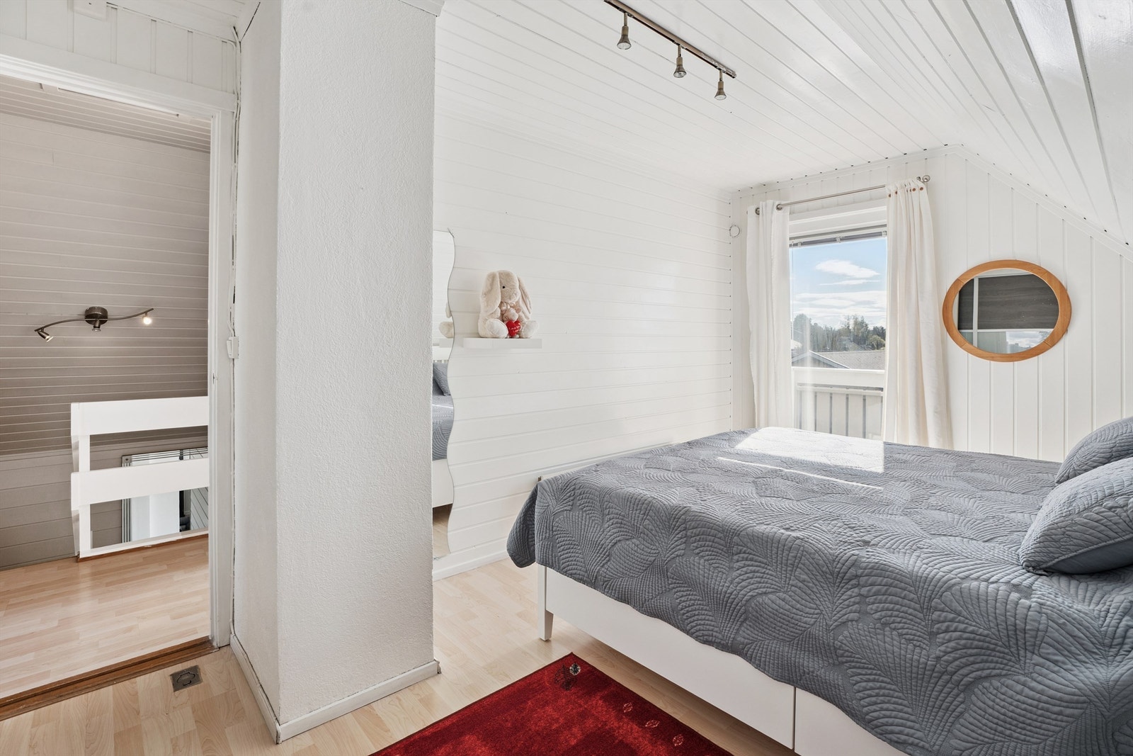 Balkongen, som ble oppgradert i 2020, gir en fin lufteplass. Galleribilde