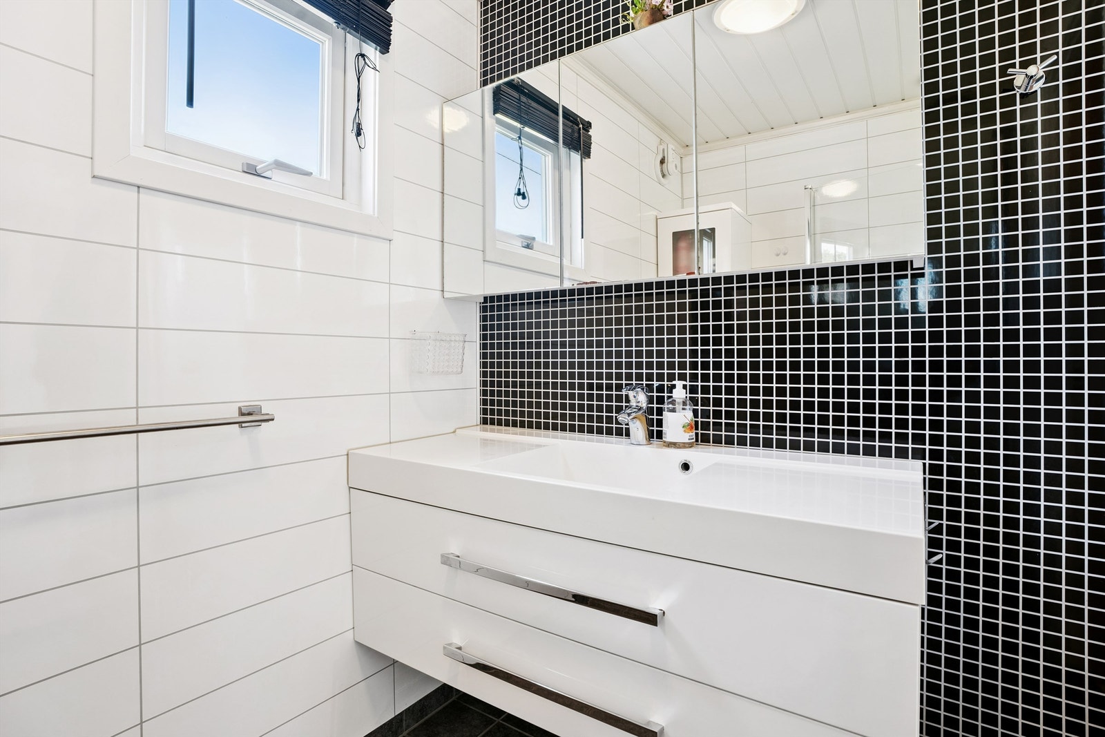Badet i første etasje ble renovert i 2011 og har flislagt gulv med elektriske varmekabler. Galleribilde