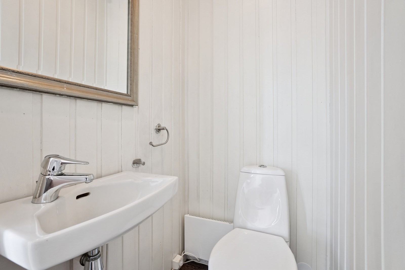 Praktisk toalettrom med servant og wc, plassert lett tilgjengelig i første etasje. Galleribilde
