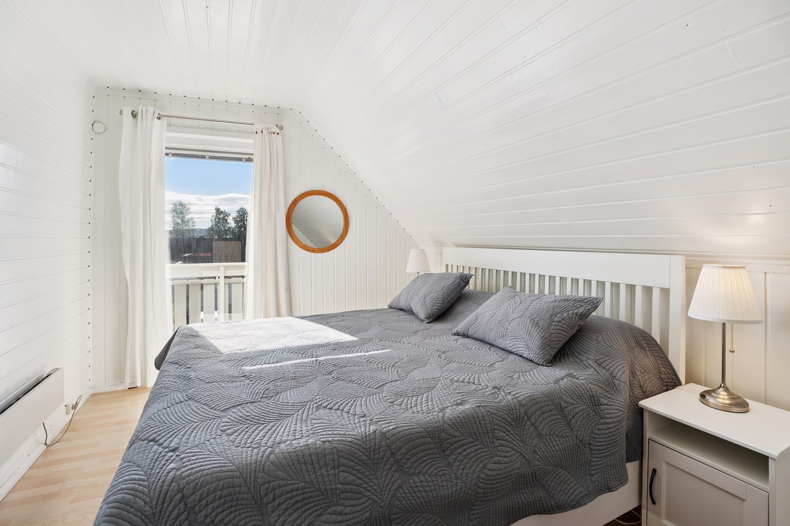 Hovedsoverommet er lyst og har utgang til en egen balkong på 6 m². Galleribilde