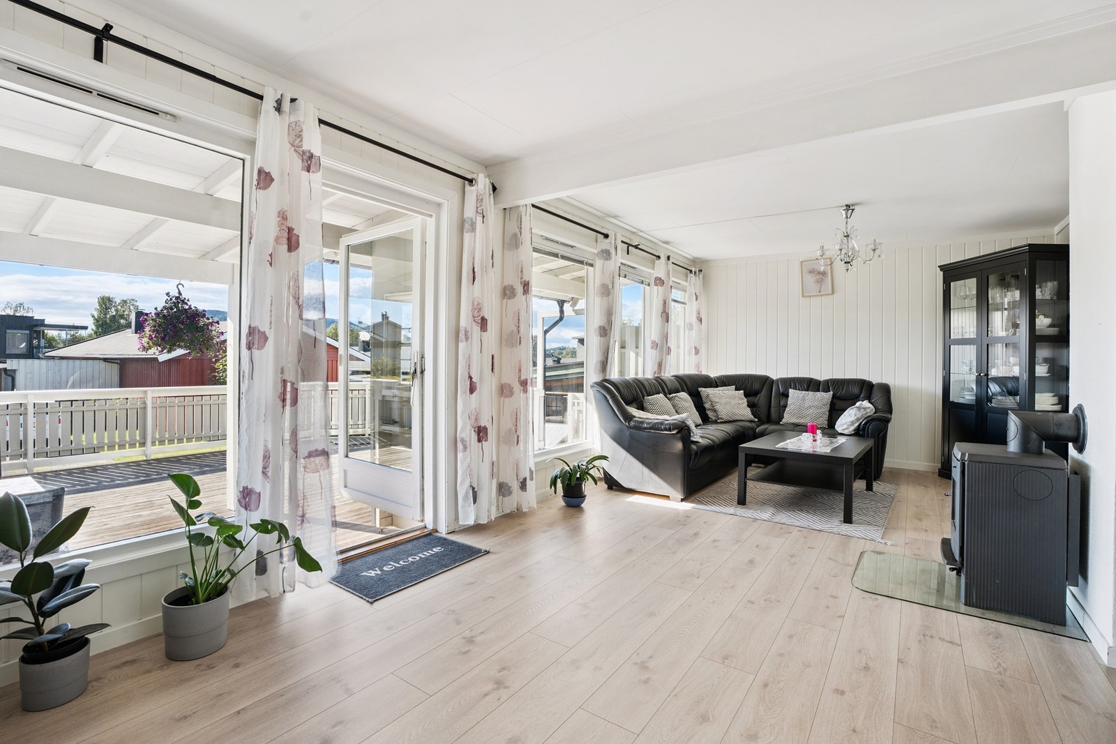 Fra stuen er det direkte utgang til en stor, sørvendt terrasse på totalt 44 m². Galleribilde