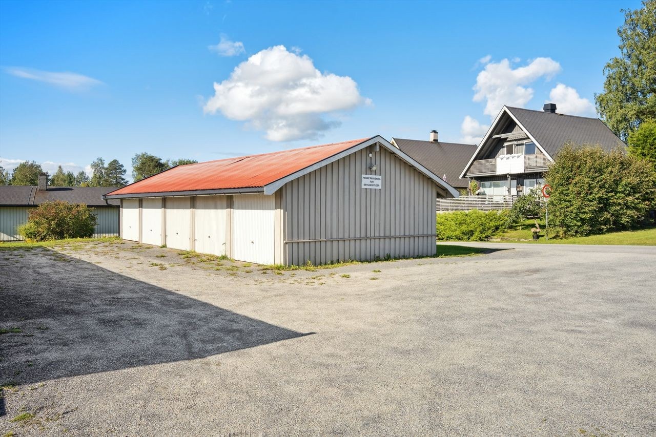 Det medfølger en privat garasje på 15 m² i et felles garasjeanlegg. Galleribilde