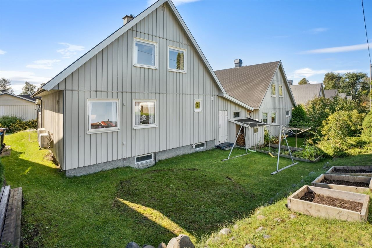 Tomten har plenareal på siden og baksiden av huset, med plass for lek og hageaktiviteter. Galleribilde