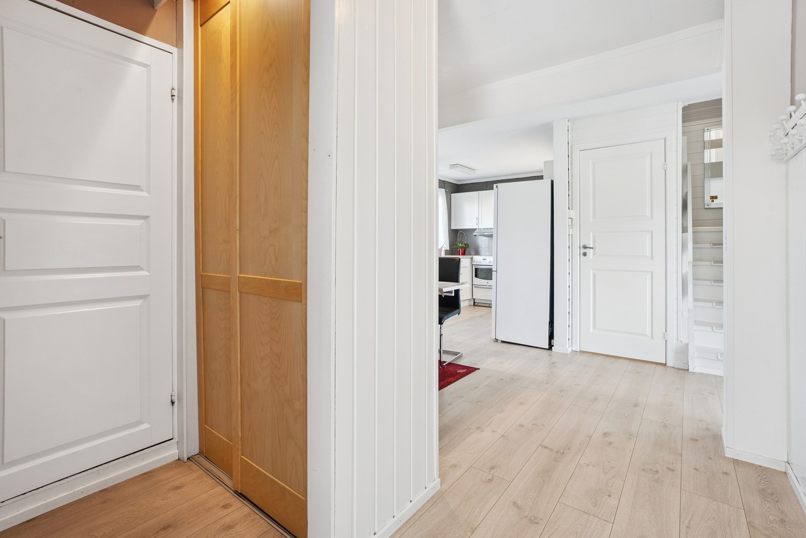 Vi starter i en lys entré med nytt laminatgulv fra 2019, som går igjen i stue og kjøkken. Galleribilde