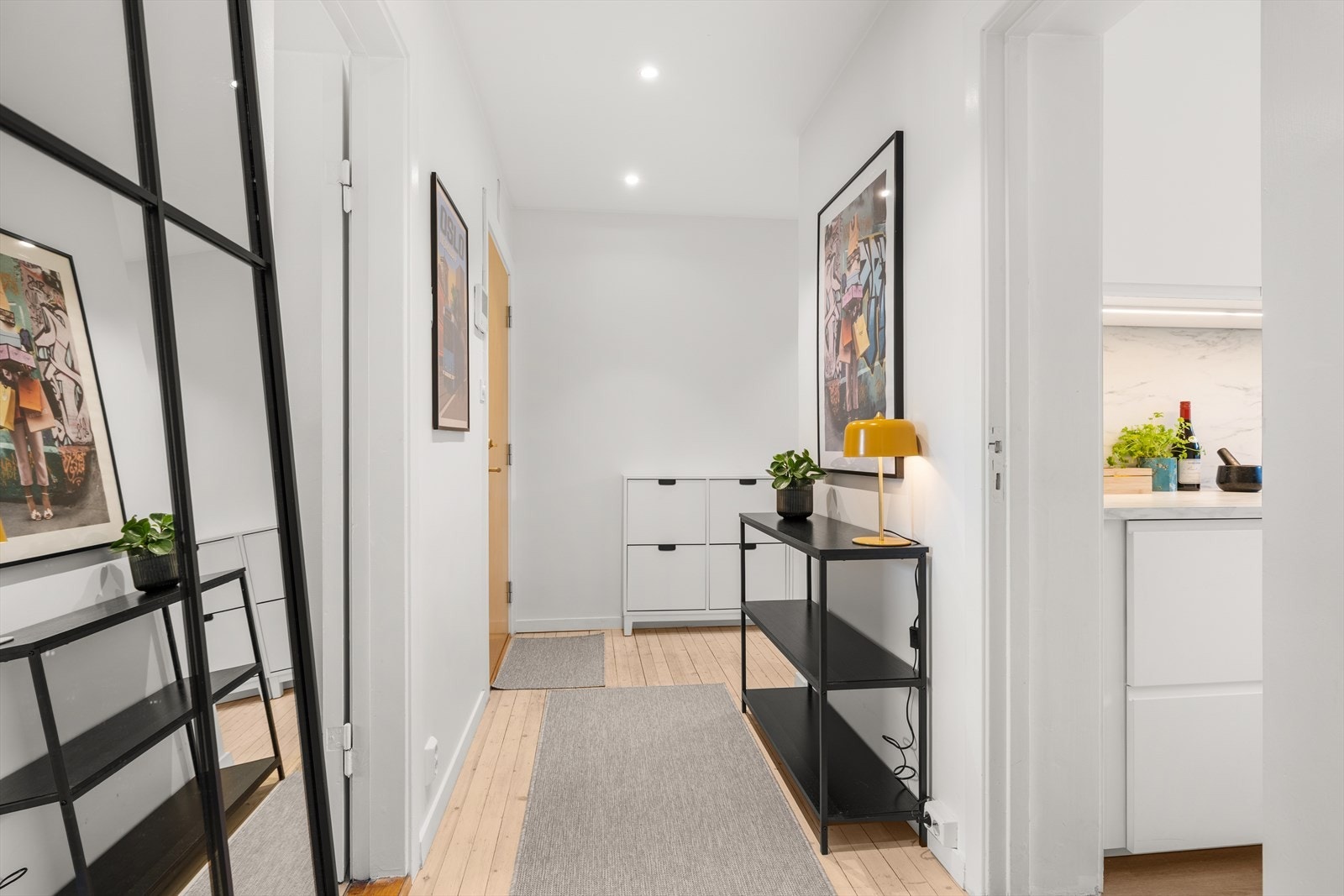 Entrè med god plass til oppbevaring av sko og yttertøy. Galleribilde
