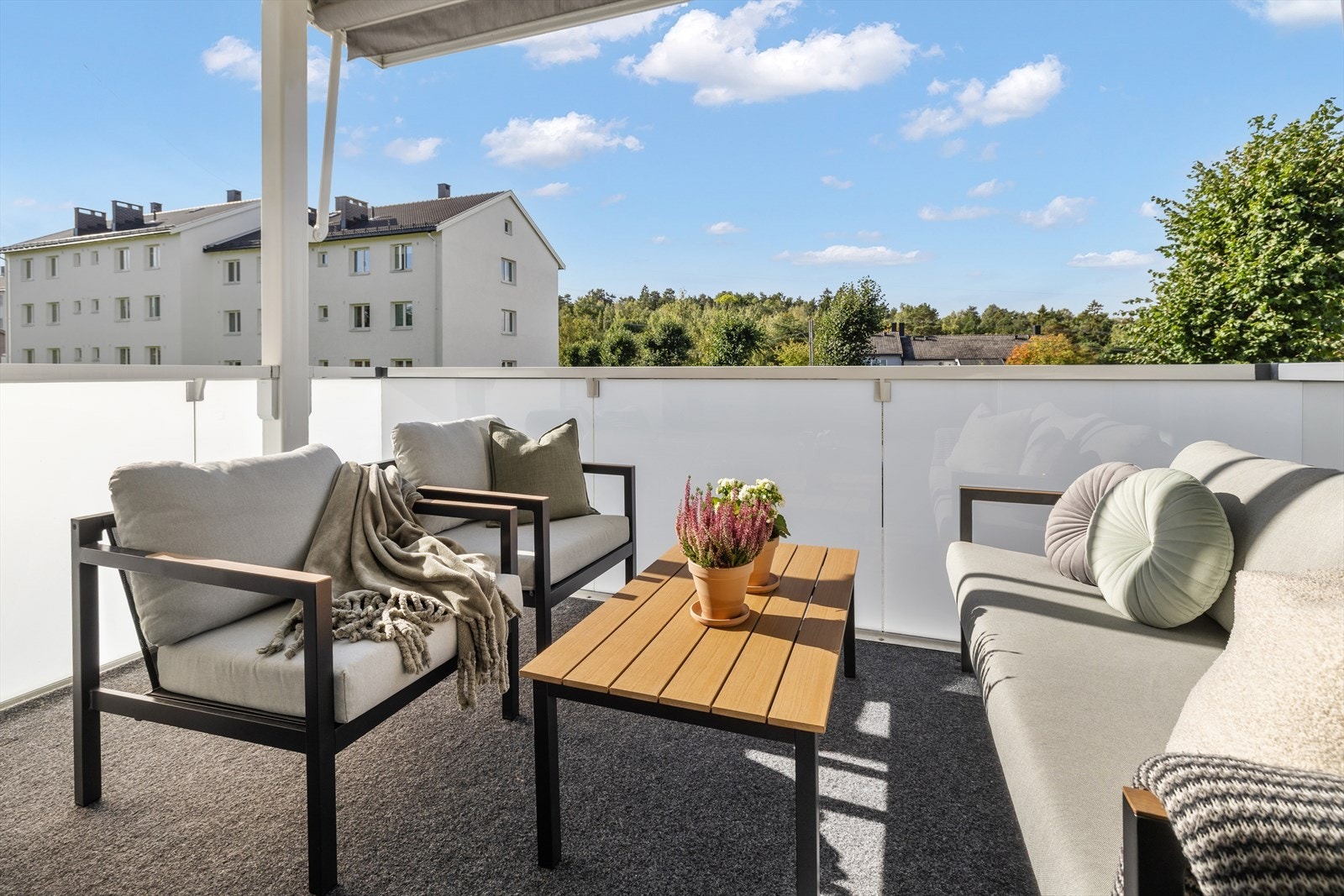 Her får kjøper gleden av optimale solforhold og god plass til utemøbler og grill. Galleribilde
