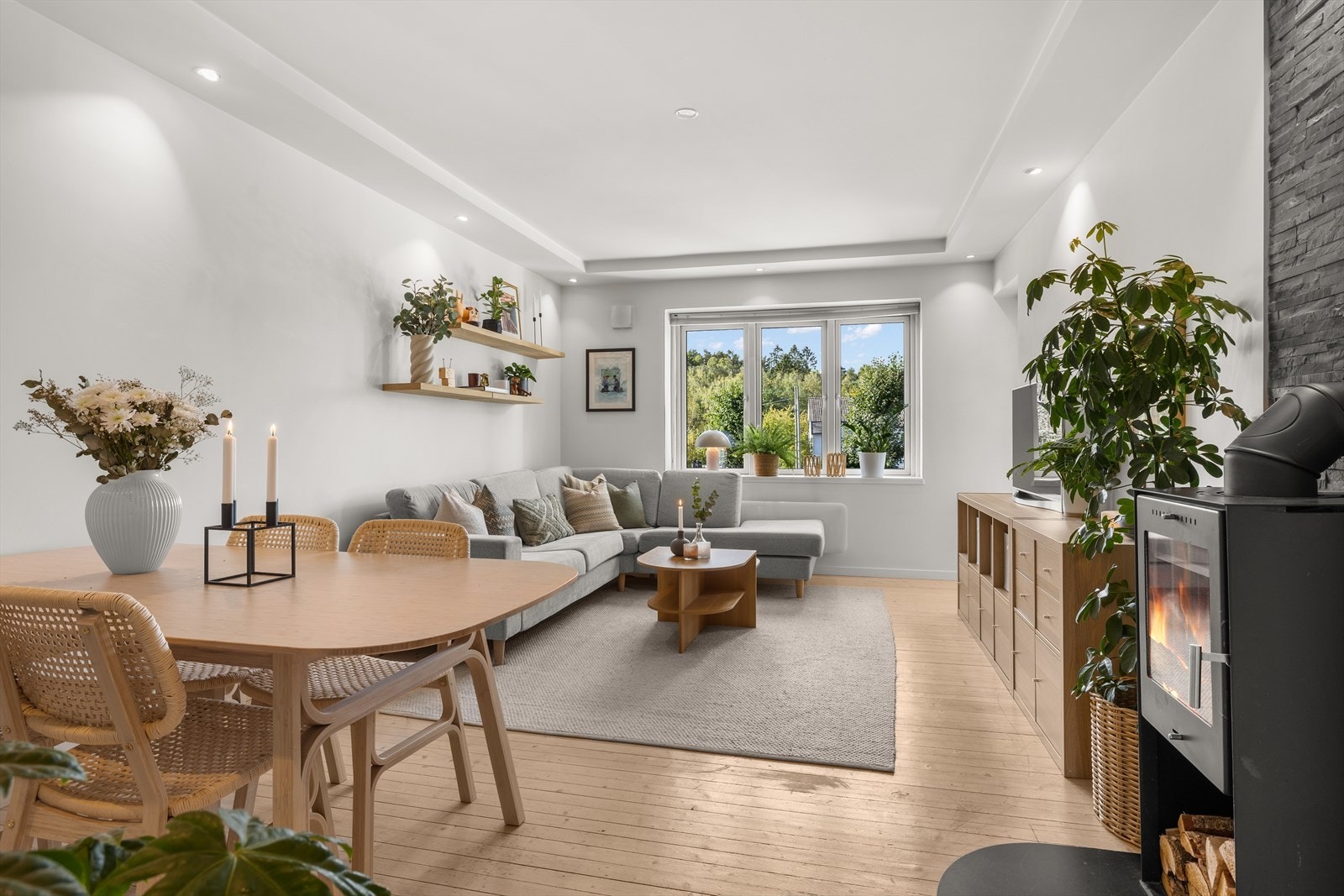 I stue er det god plass til flere sittegrupper og soner. Galleribilde