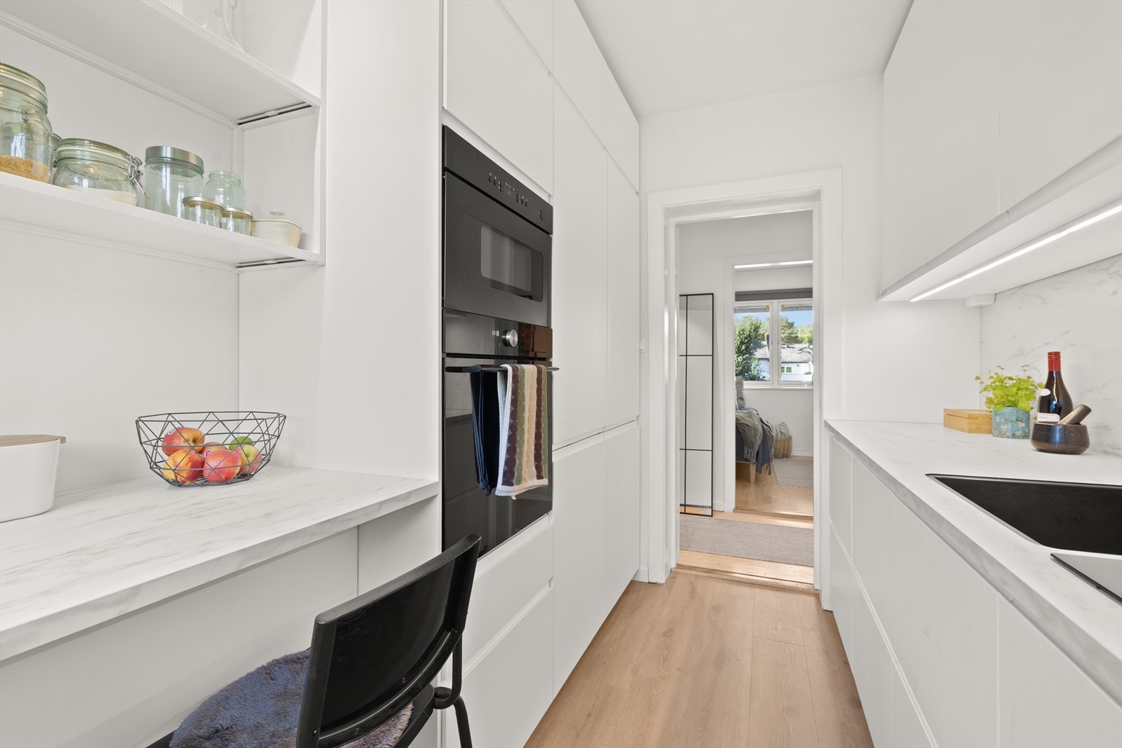 Kjøkkenet har godt med skap- og benkeplass, samt fin sitteplass og praktiske løsninger. Galleribilde