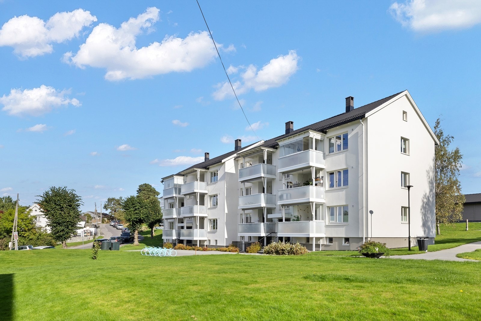 Borettslaget har vært igjennom en omfattende rehabilitering med nye fasader, tak, drenering, uteområder mm. Galleribilde