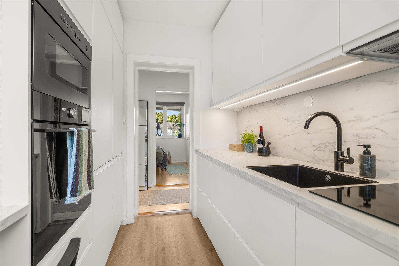 Lekkert IKEA kjøkken fra 2025 med integrerte hvitevarer av god kvalitet. Det ble lagt nytt laminatgulv på kjøkken og overflatebehandling av vegger og tak. Galleribilde