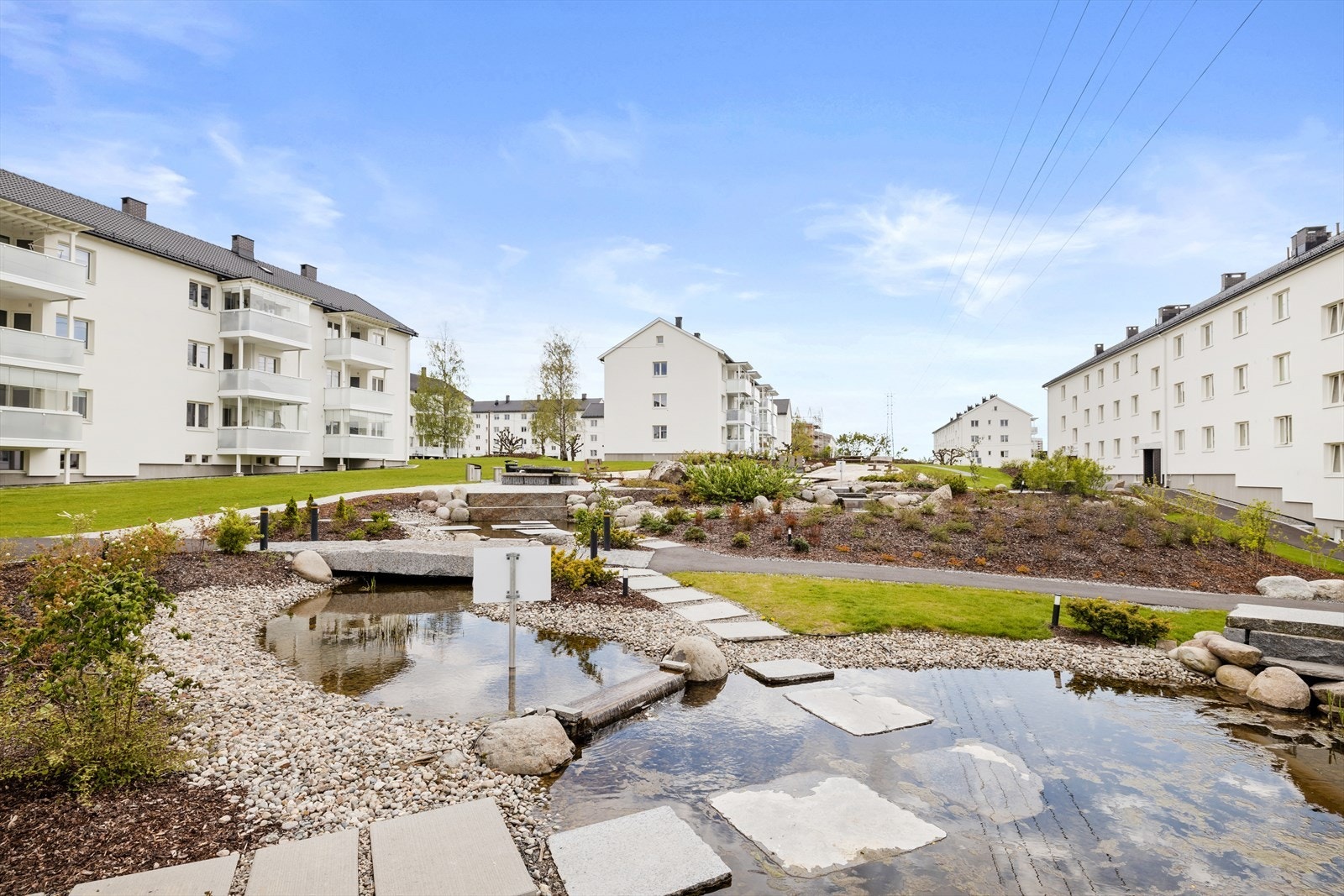 Flott opparbeidet uteområde med sitteplasser og fiskedam | Må oppleves Galleribilde