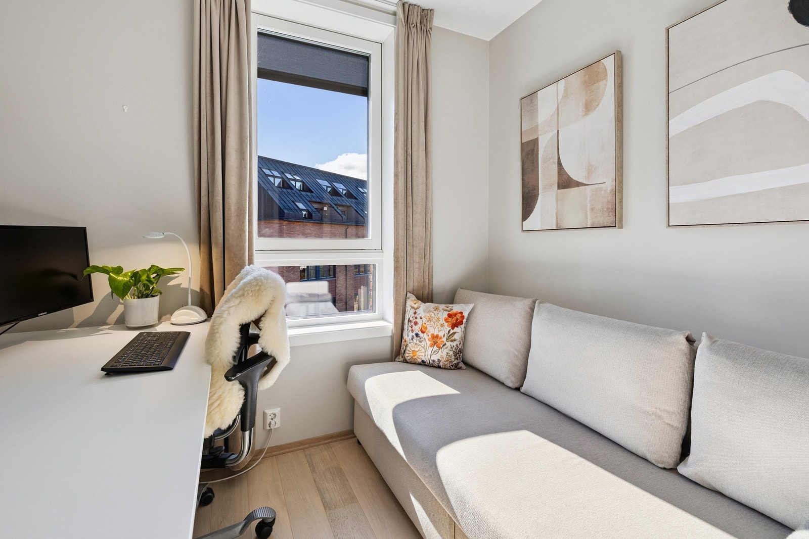 Rommet kan ha plass til både seng og arbeidsplass, med vindu som gir godt dagslys. Galleribilde