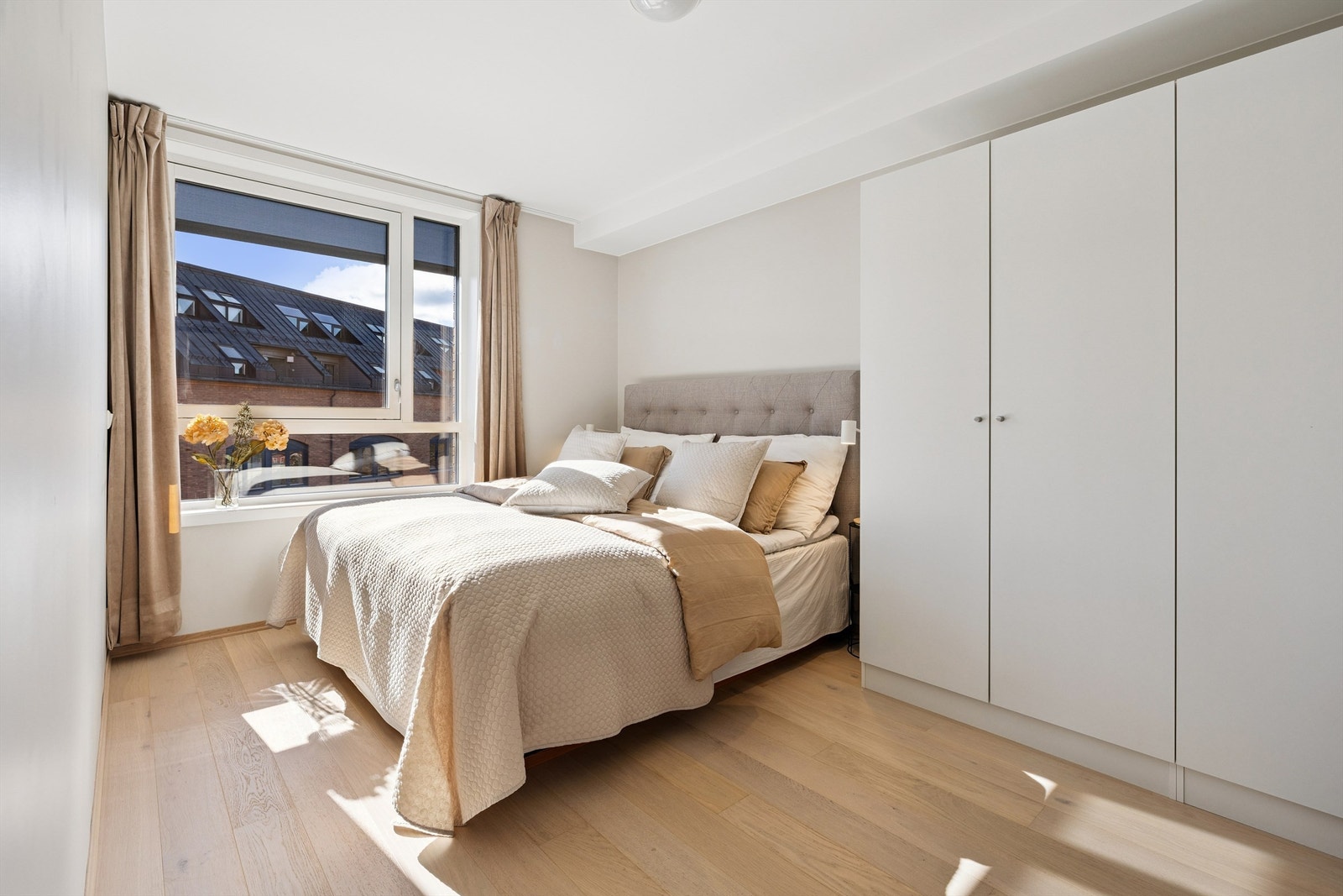 Hovedsoverommet er romslig, med plass til dobbeltseng og tilhørende møblement. Galleribilde