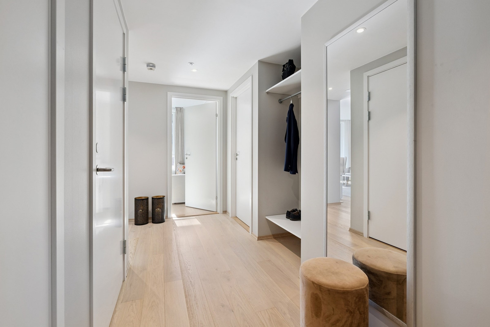 Vi starter i en romslig entré som gir et godt førsteinntrykk av boligen. Galleribilde