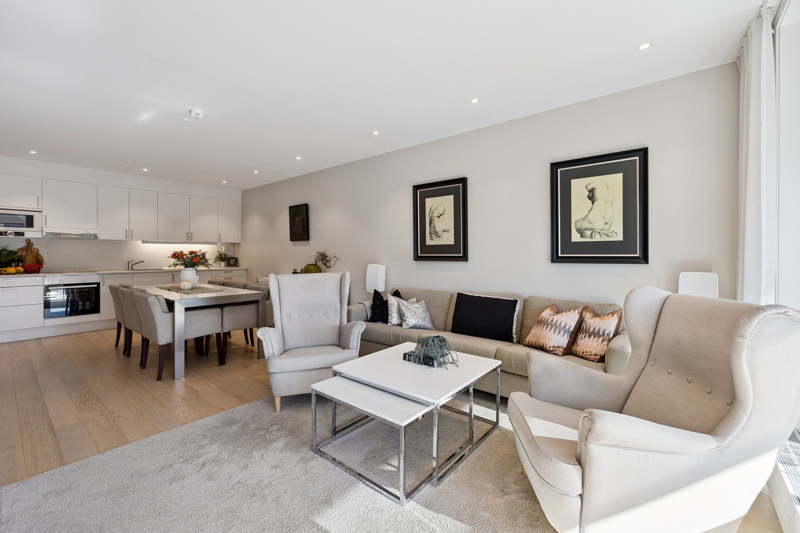 Videre inn i leiligheten finner vi stue og kjøkken i en åpen og sosial løsning. Galleribilde