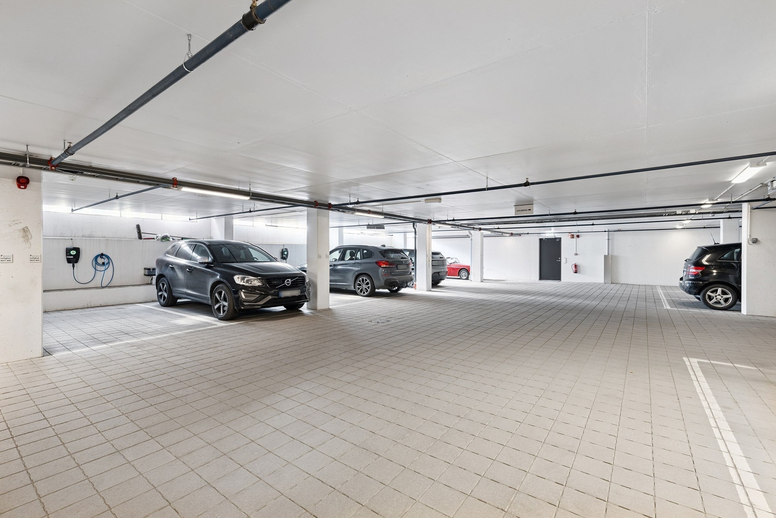 I tillegg til en kjellerbod på 5 m², medfølger det en fast parkeringsplass i felles garasjeanlegg. Galleribilde