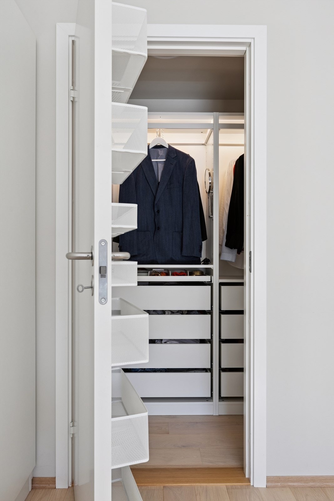 Her får du en smart innredning med skuffer og hyller rikelig med oppbevaringsplass. Galleribilde