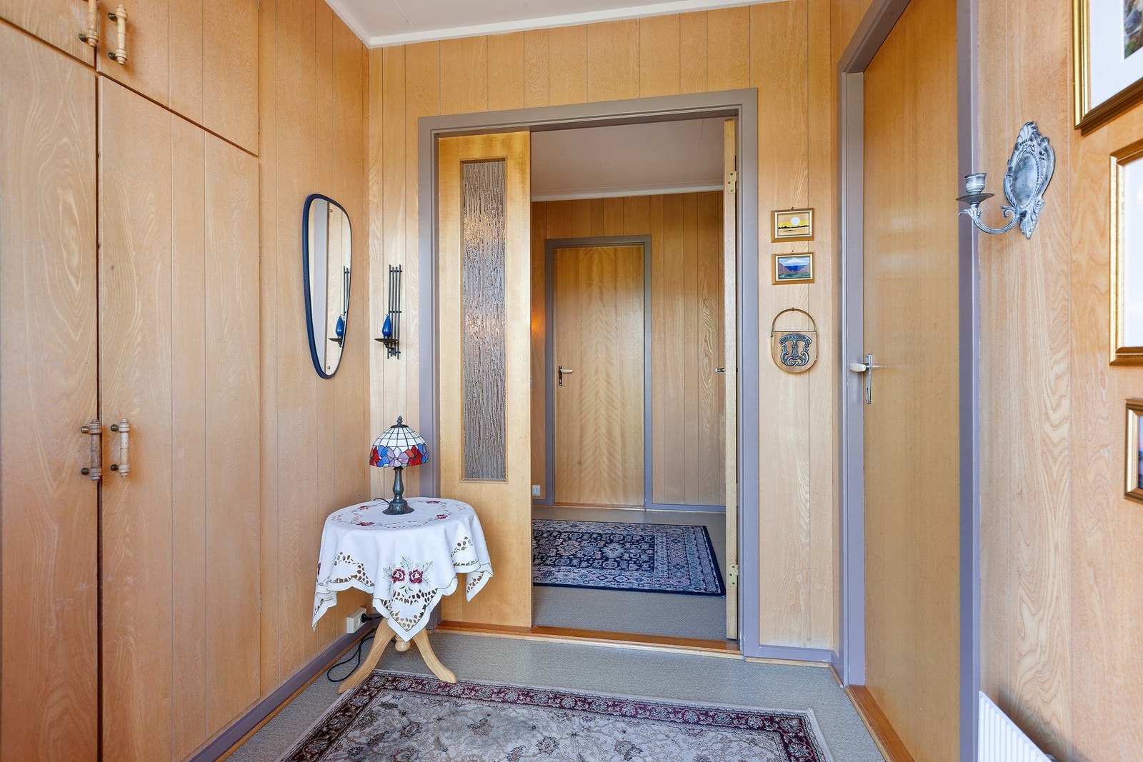 Entré med plassbygget garderobeskap Galleribilde