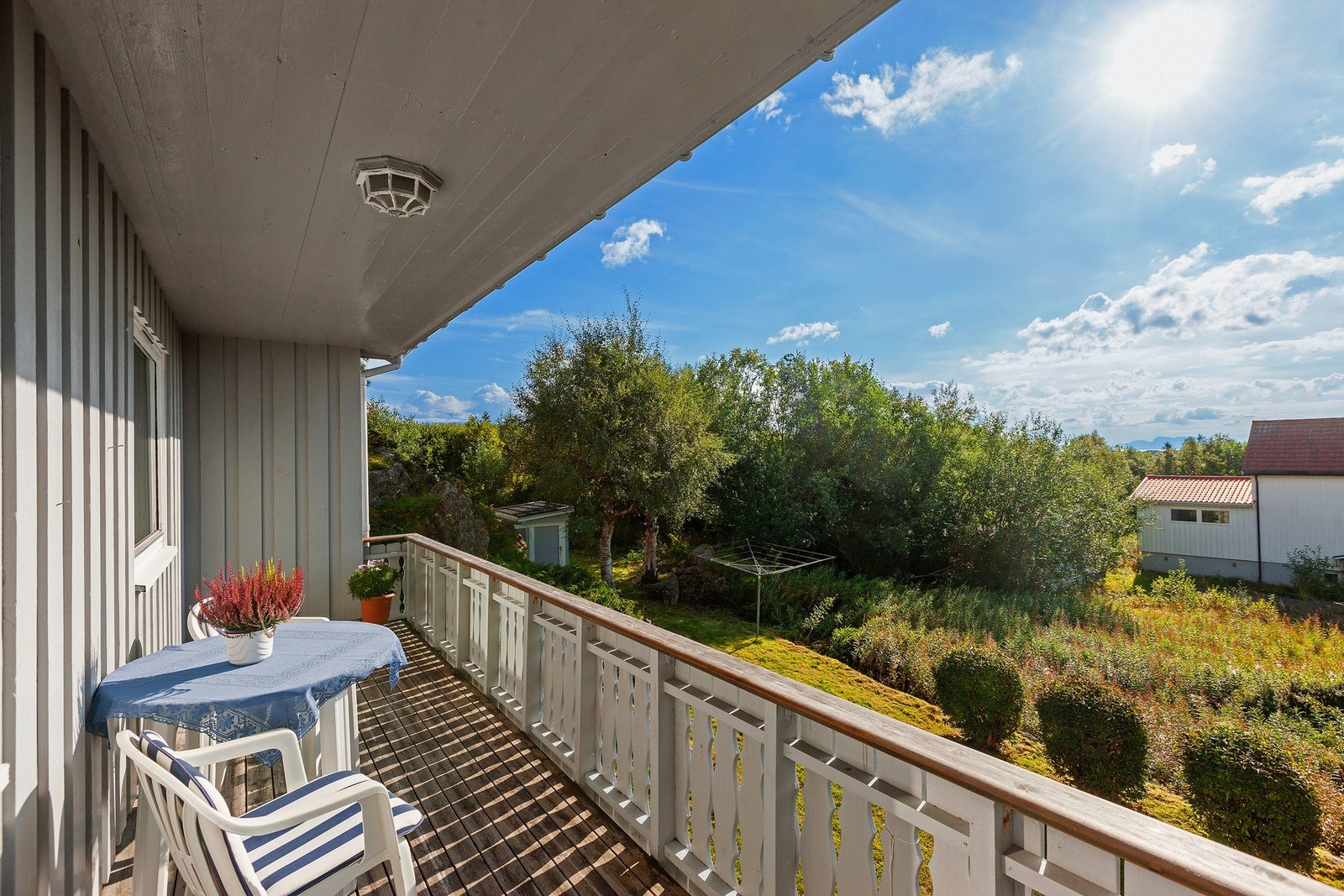 Fra stue har man utgang til veranda Galleribilde