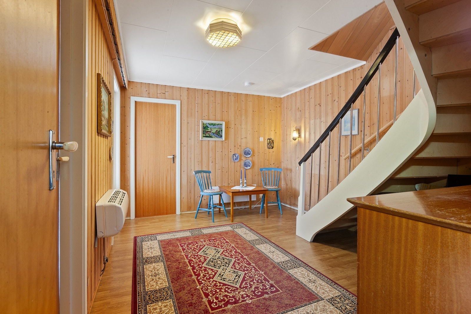 Hall med trapp fra 1.etasje Galleribilde