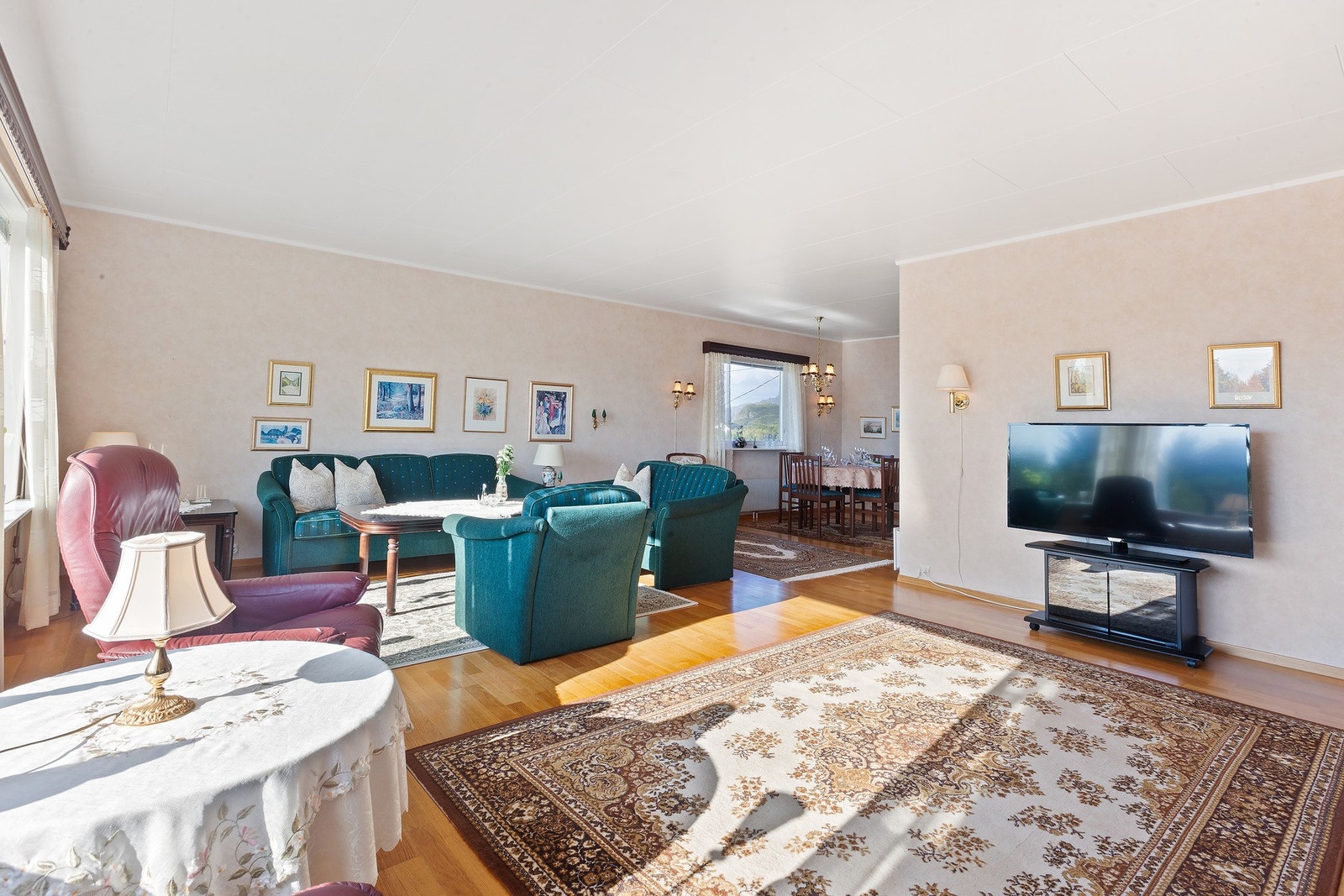 Stuen har flere møbleringsmuligheter Galleribilde