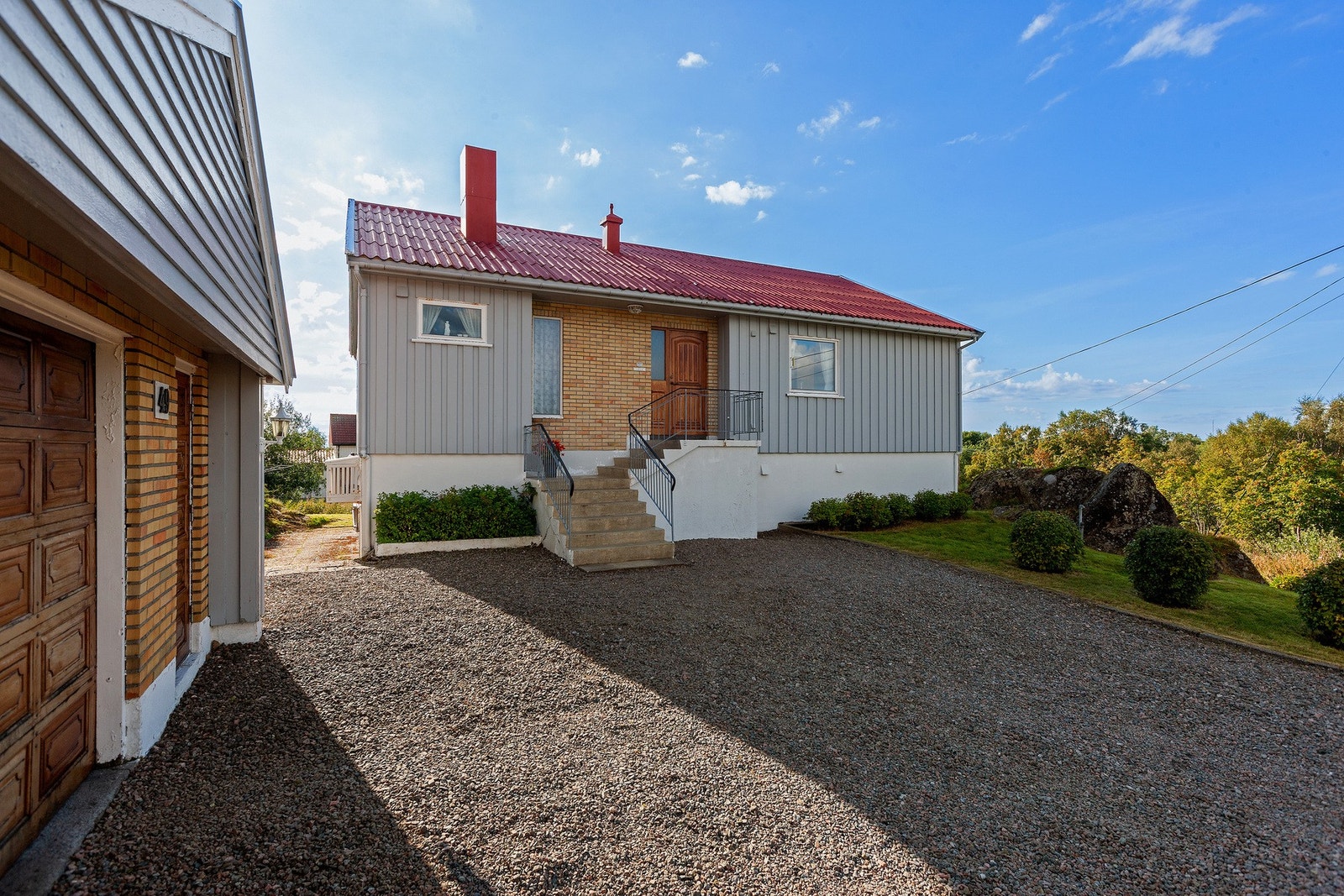 Stor gårdsplass med god parkeringsplass Galleribilde