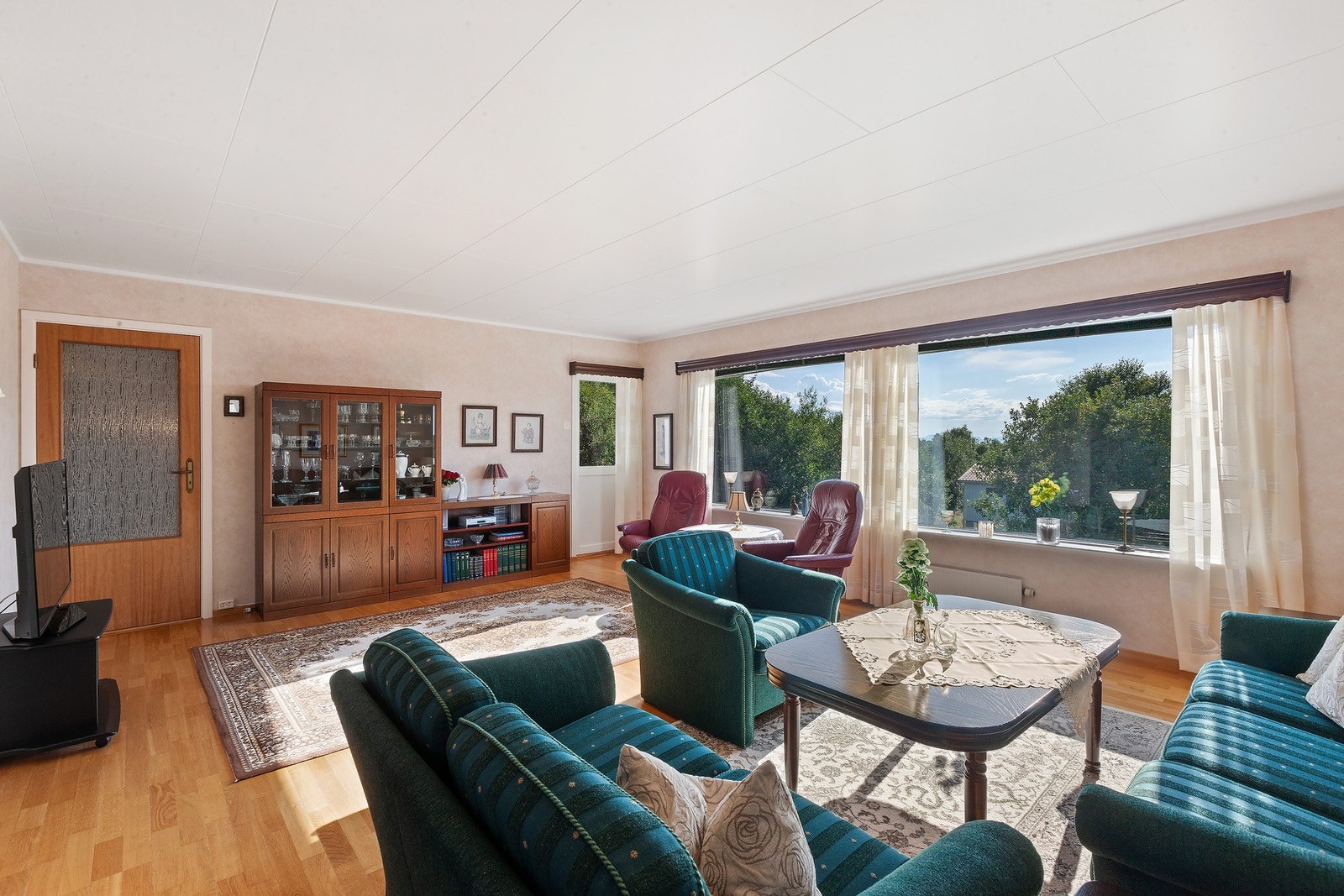 Stuen har store vindusflater som slipper inn dagslyset Galleribilde