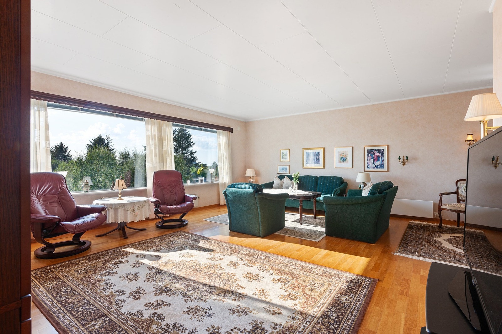 Stor og åpen stue Galleribilde