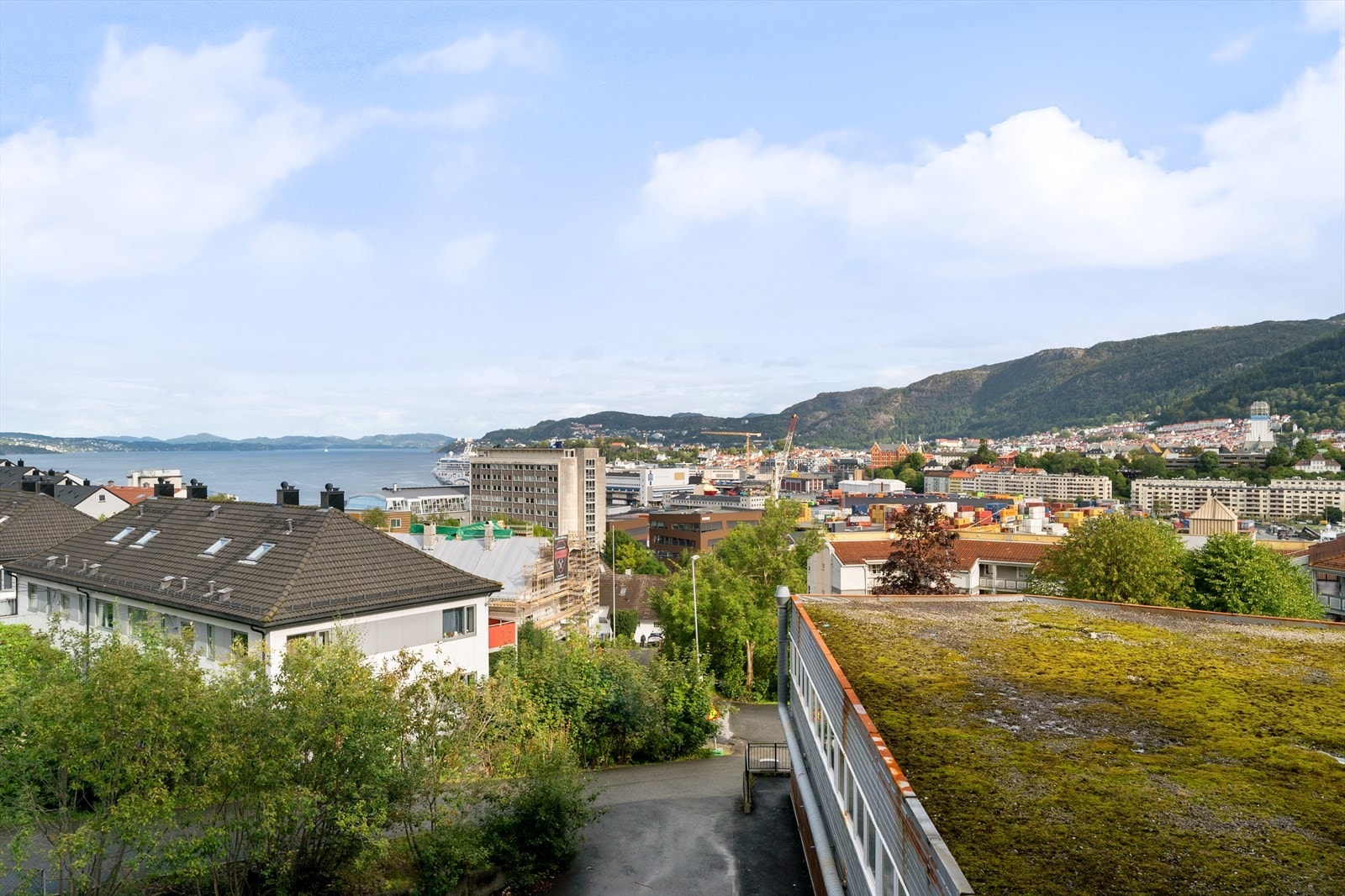 Leiligheten ligger i et høydedrag på Gyldenpris, hvor du får en nydelig utsikt over Byfjorden og Bergen sentrum Galleribilde