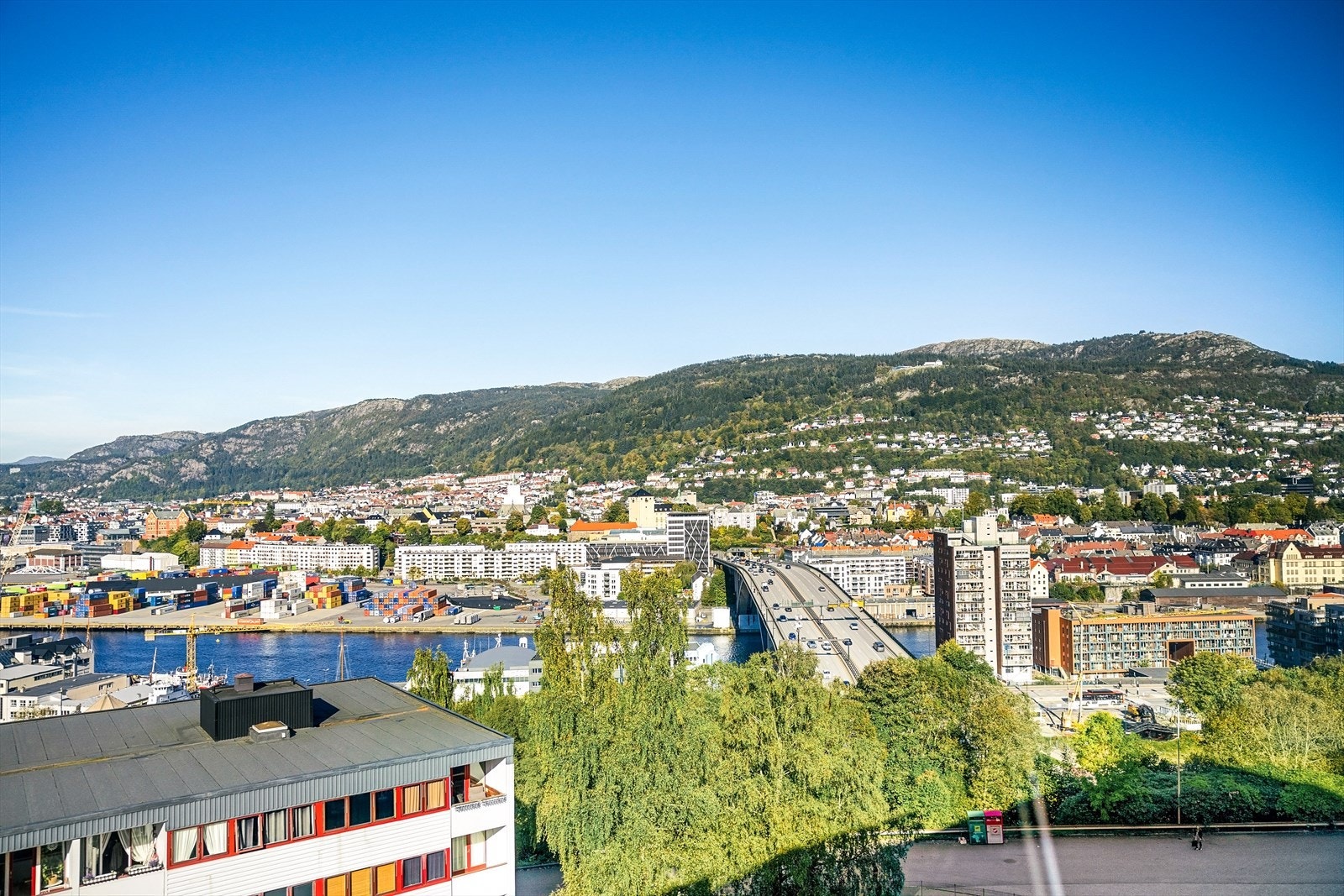 Gangavstand til sentrum, Løvstien og promenaden i Damsgårdssundet. Galleribilde