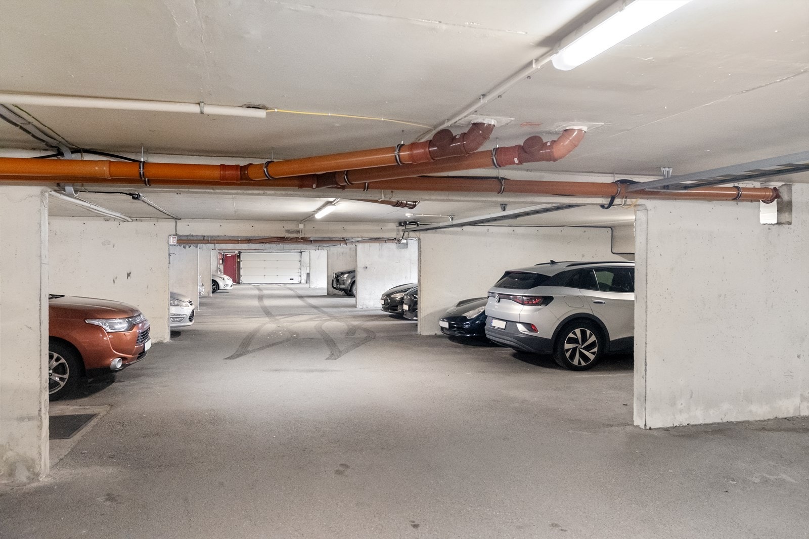 Medfølgende oppstillingsplass i felles garasjeanlegg. Muligheter for elbillader. Galleribilde