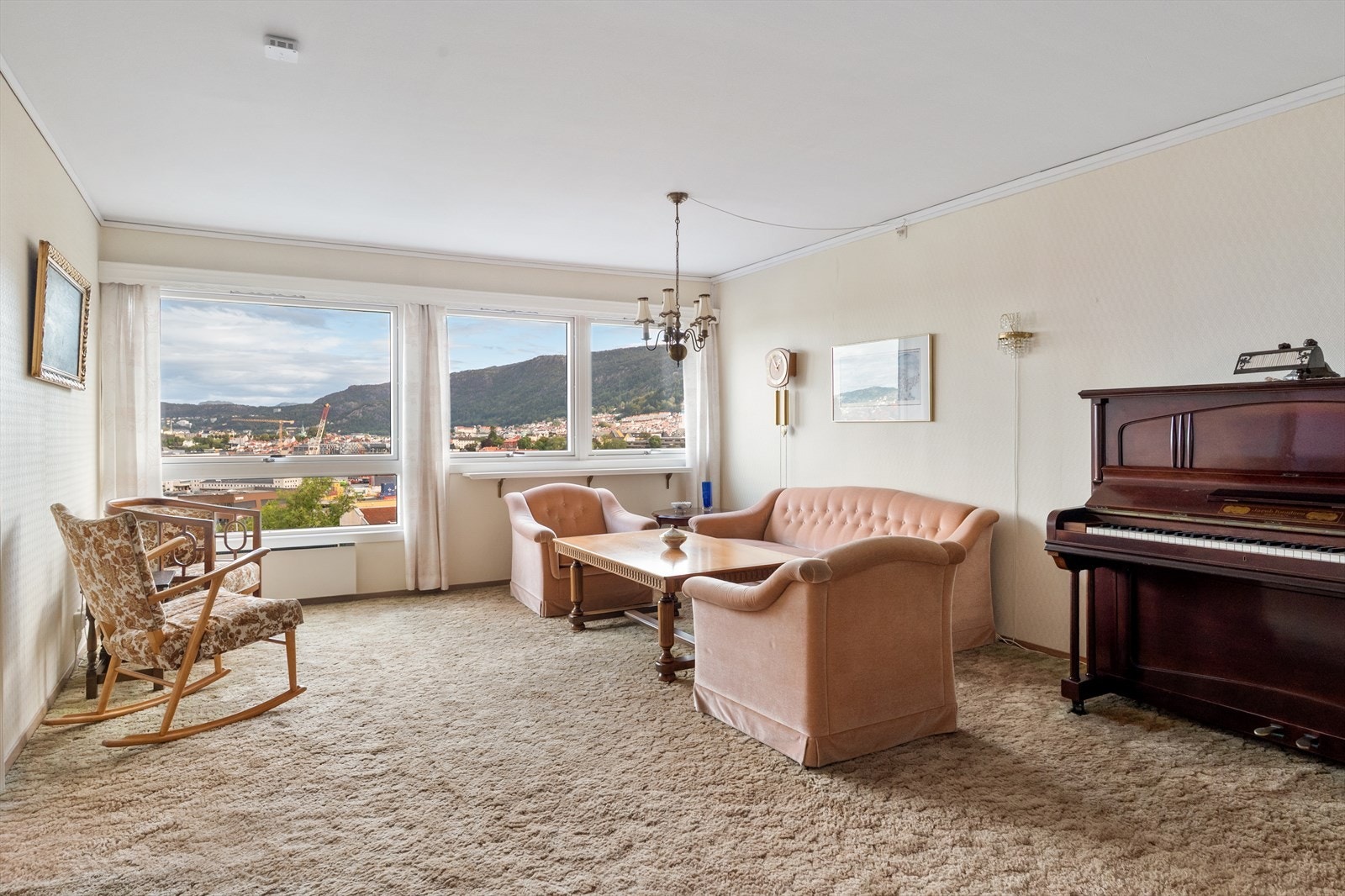 Stor og lys stue på 25 kvm med flott utsikt over Bergen sentrum Byfjorden. Galleribilde