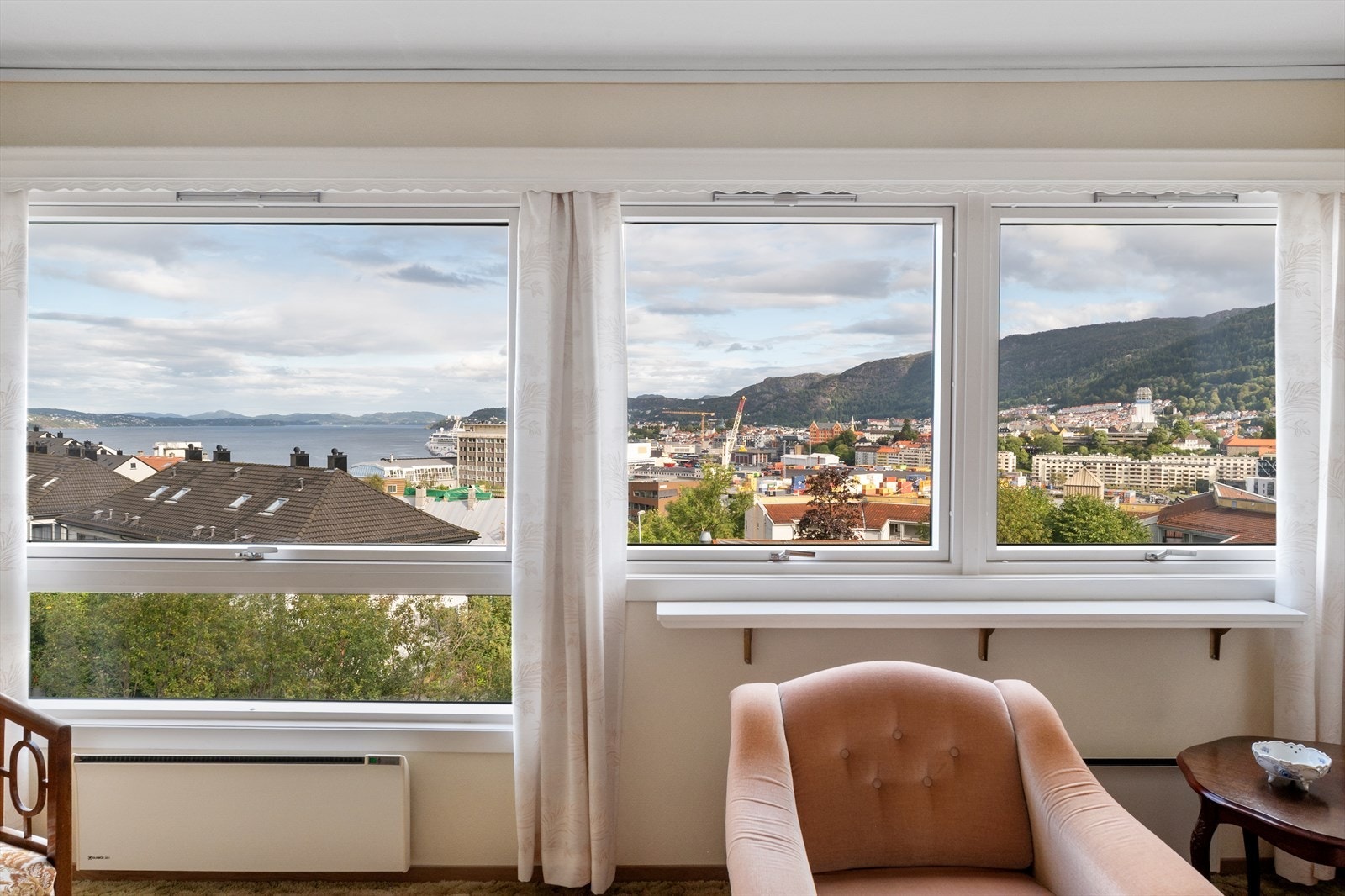Velkommen til Frydenbølien 27! Stor 3-roms leilighet med nydelig utsikt. Galleribilde