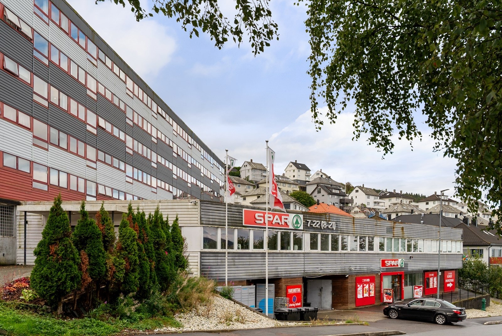 Direkte utenfor døren har du Spar Karensfryd Galleribilde