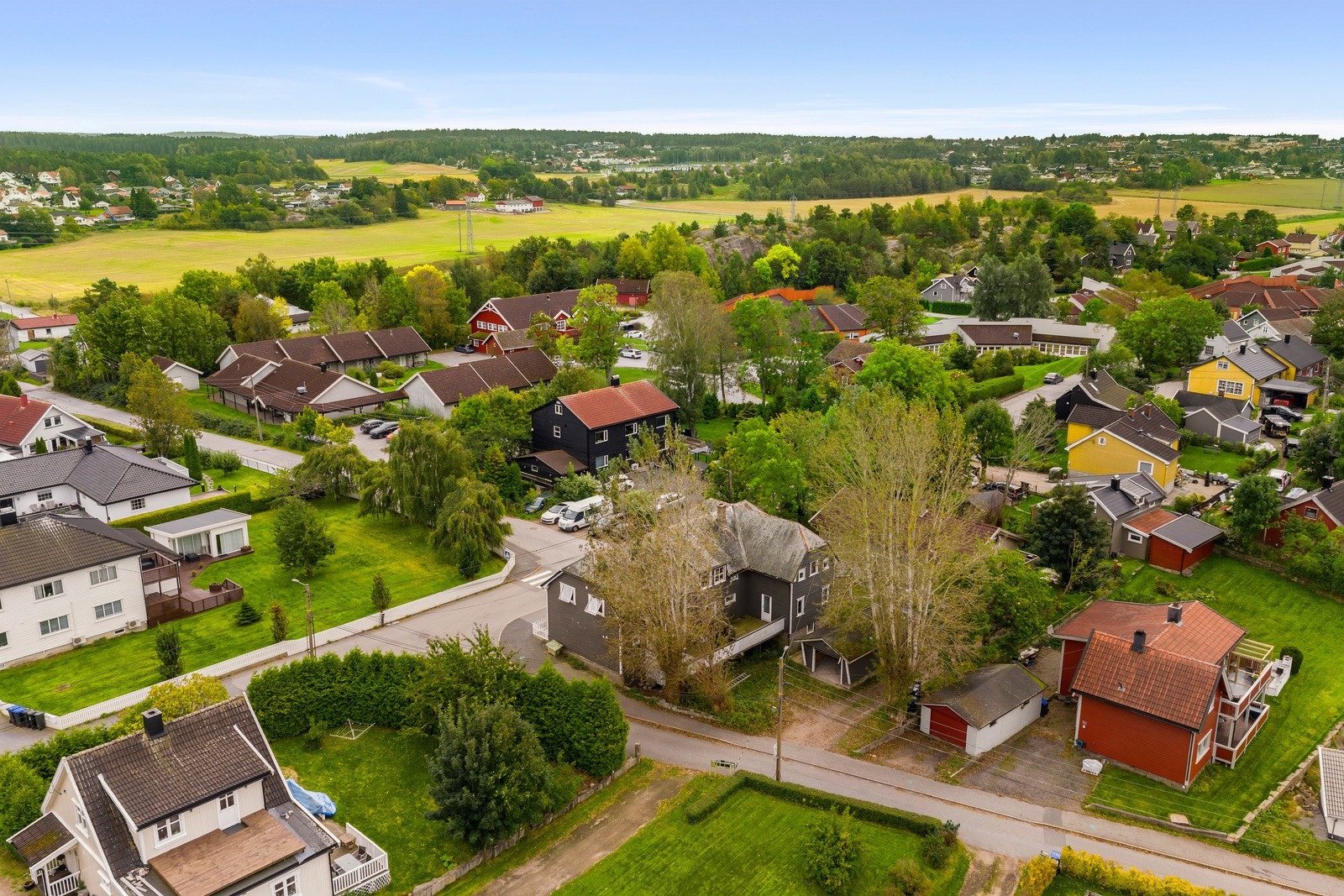 Det er mulighet for parkering i felles gårdsplass ca. 10 meter unna leiligheten. Galleribilde