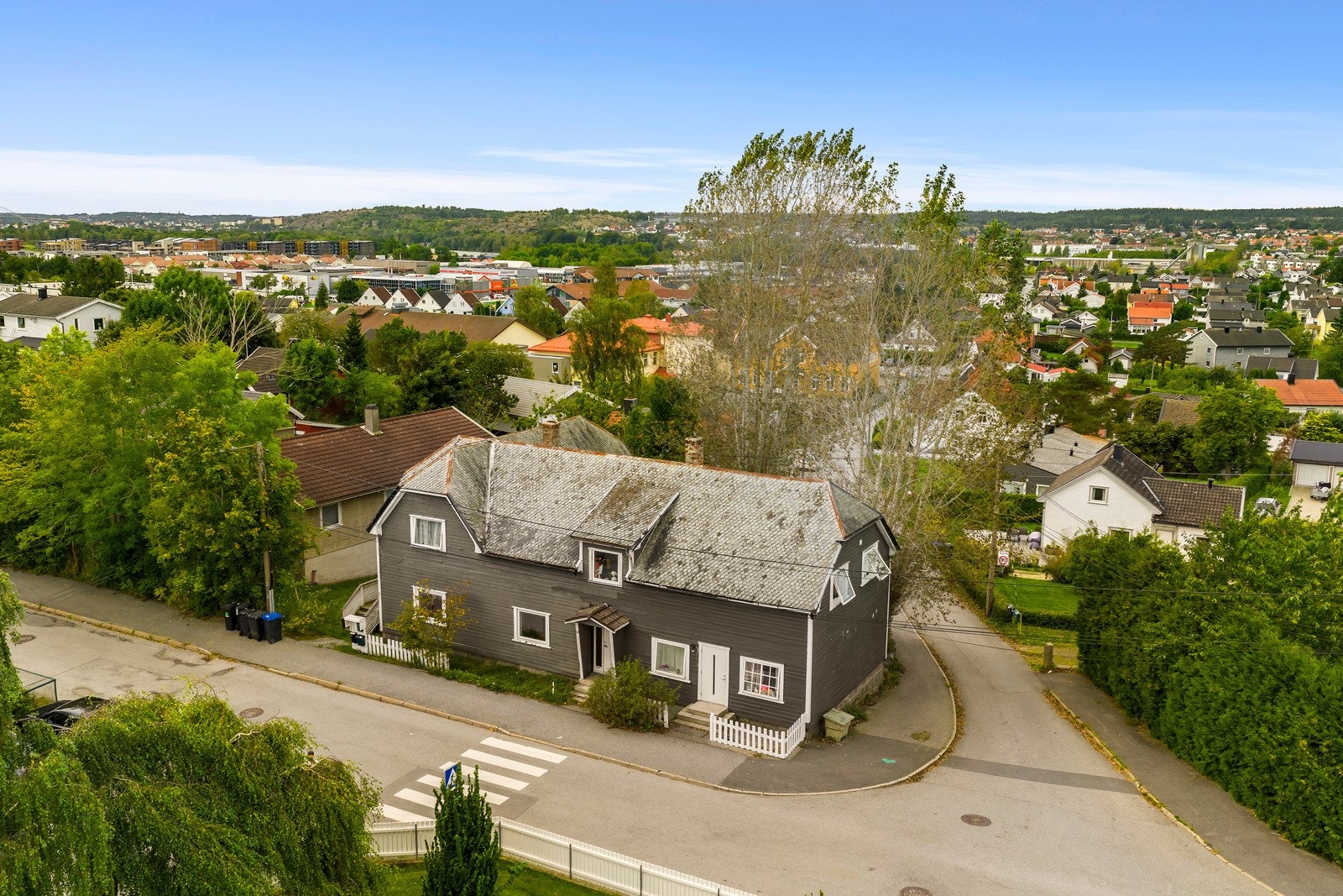 Boligen ligger i et rolig og barnevennlig område på Kjølberg, med kort vei til skole, barnehage og butikker. Galleribilde
