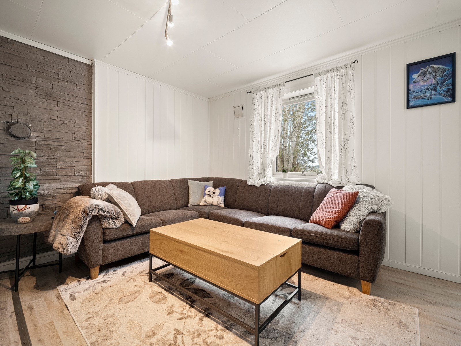 Lys og romslig stue. Boligen blir hovedsakelig oppvarmet via panelovner og varmekabler på bad. Galleribilde