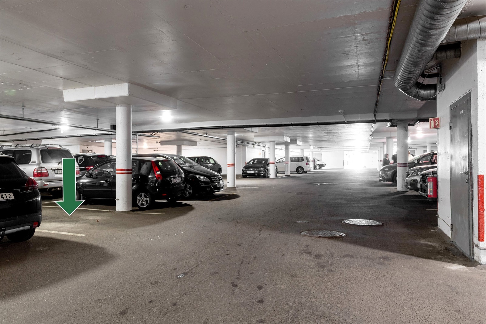 1 fast parkeringsplass i garasjekjeller Galleribilde